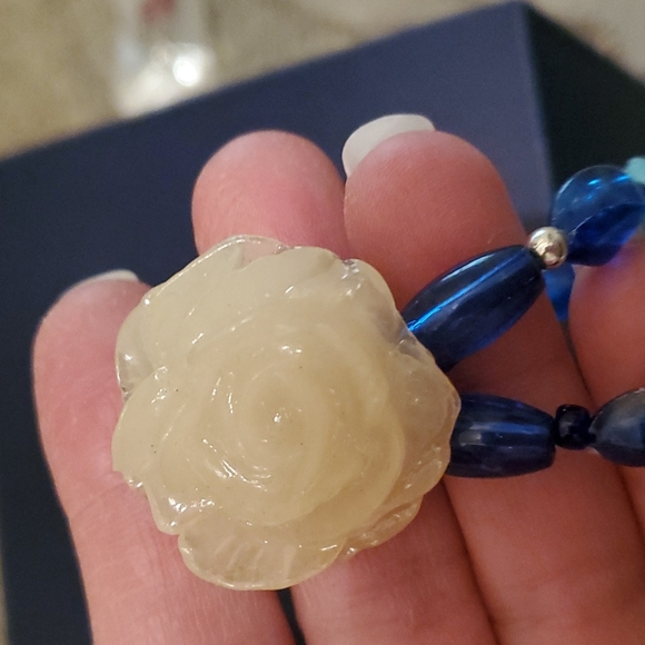 Vintage beaded carved acrylic rose bracelet - Picture 3 of 4